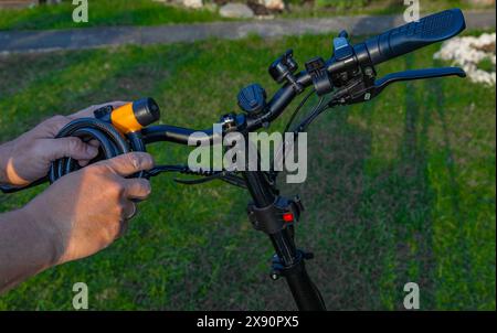 Diebstahlsicherung für ein Fahrrad, akustischer Alarm für ein Elektrofahrrad, versuchter Diebstahl eines Fahrrads Stockfoto