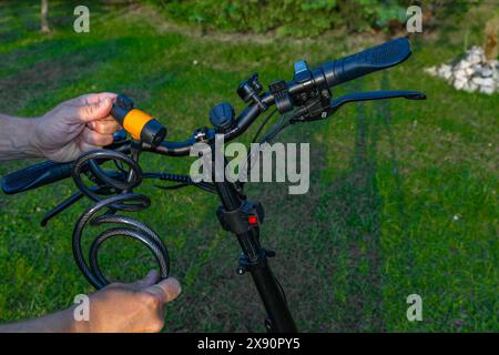 Diebstahlsicherung für ein Fahrrad, akustischer Alarm für ein Elektrofahrrad, versuchter Diebstahl eines Fahrrads Stockfoto