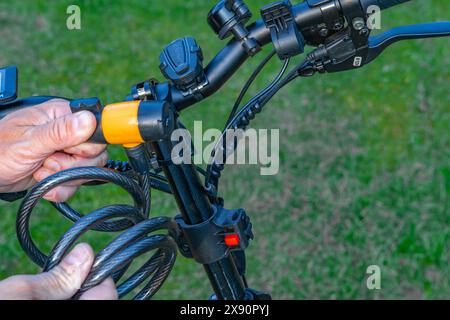 Diebstahlsicherung für ein Fahrrad, akustischer Alarm für ein Elektrofahrrad, versuchter Diebstahl eines Fahrrads Stockfoto