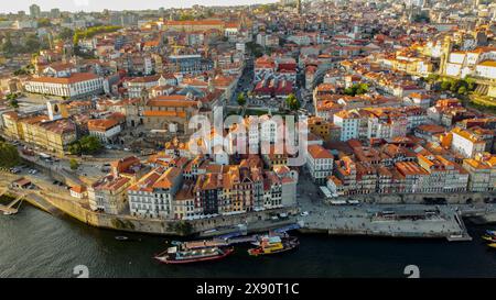 Altstadt von Porto am Fluss Douro, Portugal Luftbild 12. Mai 2024 Jahr. Sonnenuntergang. Stockfoto