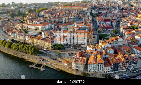 Altstadt von Porto am Fluss Douro, Portugal Luftbild 12. Mai 2024 Jahr. Sonnenuntergang. Stockfoto
