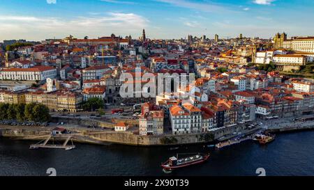 Altstadt von Porto am Fluss Douro, Portugal Luftbild 12. Mai 2024 Jahr. Sonnenuntergang. Stockfoto