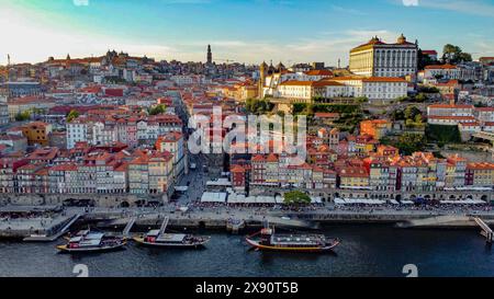Altstadt von Porto am Fluss Douro, Portugal Luftbild 12. Mai 2024 Jahr. Sonnenuntergang. Stockfoto