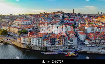 Altstadt von Porto am Fluss Douro, Portugal Luftbild 12. Mai 2024 Jahr. Sonnenuntergang. Stockfoto
