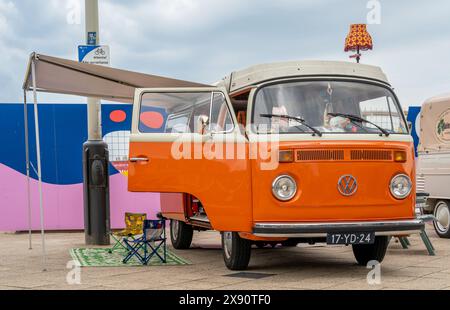 Scheveningen, Niederlande, 26.05.2024, Retro Volkswagen Wohnmobil von 1975 in orangefarbener Farbe mit Seitenzelt auf der Aircooler Oldtimer-Messe Stockfoto