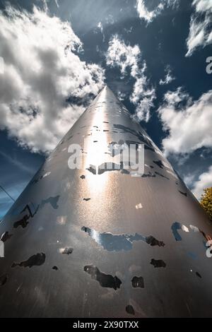 Das Spire Monument auf den Straßen von Dublin aus einem niedrigen Blickwinkel. Das Foto zeigt die beeindruckende konische Säule aus Edelstahl, reflektierend Stockfoto