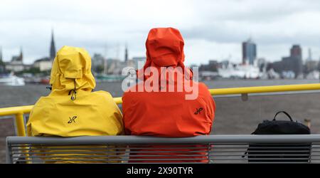 Eine Frau und ein Mann sind mit Regenjacken an Deck einer HADAG-Fähre. Steinwerder Hamburg *** Eine Frau und ein Mann tragen Regenjacken auf dem Deck einer HADAG-Fähre Steinwerder Hamburg Stockfoto