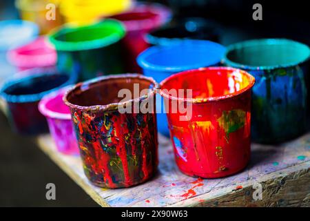 In einer Druckwerkstatt in Cali, Kolumbien, befinden sich Eimer mit Druckfarben. Stockfoto