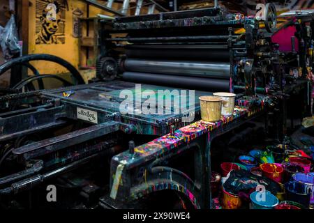 In einer Druckwerkstatt in Cali, Kolumbien, befindet sich eine historische, mit Druckfarben bespritzte Buchdruckmaschine. Stockfoto