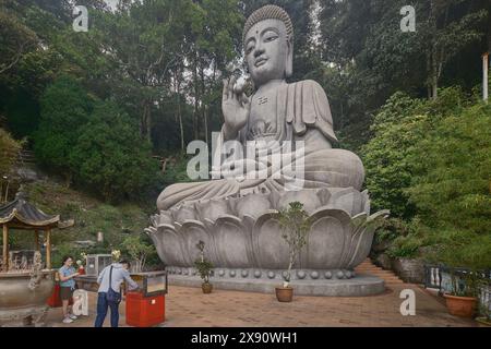 Große Buddha-Statue im Chin Swee Caves Tempel in Genting Highlands, Pahang, Malaysia ein chinesischer Tempel an der schönsten Stelle von Genting Stockfoto