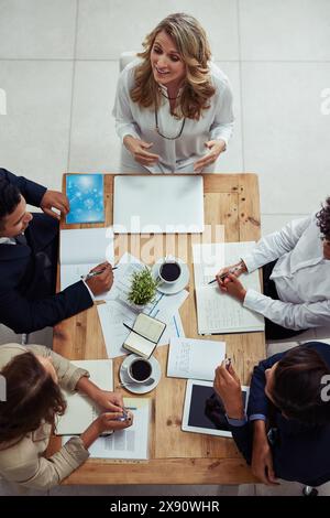 Draufsicht, Geschäftsleute und Brainstorming bei Besprechungen, Planung und Teamarbeit für Projekte. Gruppe, Mitarbeiter und Mitarbeiter mit Verhandlung, Zusammenarbeit Stockfoto