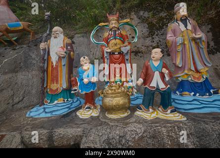 Die drei Götter von Fook-Lok-Sou (Glück, Weisheit und Langlebigkeit) im Chin Swee Caves Temple Genting Highlands, Pahang, Malaysia Stockfoto