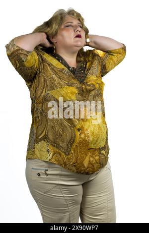 Dieses Bild zeigt eine 50-jährige blonde Frau mit grünen Augen vor weißem Hintergrund. Stockfoto