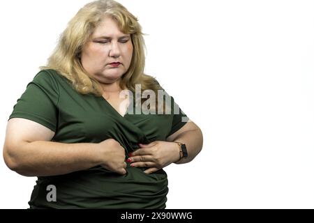 Dieses Bild fängt einen Moment des Unbehagens einer 50-jährigen weißen Frau ein. Stockfoto