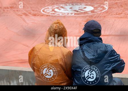 Paris, Frankreich. Mai 2024. Tennis: Grand Slam/WTA Tour - French Open, Damen Singles, 1. Runde. Krüger (USA) - Korpatsch (Hamburg). Die Zuschauer sitzen mit Regenponchos auf der Tribüne und warten auf den Start des Spiels. Frank Molter/dpa/Alamy Live News Stockfoto