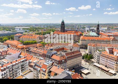 Ausblick vom Turm der Frauenkirche über die Dächer der Altstadt mit Rathausturm und Turm der Kreuzkirche, Dresden, Sachsen, Deutschland *** Blick von Stockfoto