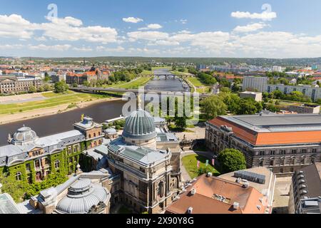 Ausblick vom Turm der Frauenkirche auf Kunstakademie und Elbe, Dresden, Sachsen, Deutschland *** Blick auf die Akademie der Bildenden Künste und die Elbe von Th Stockfoto