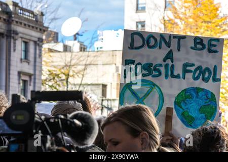 Vancouver, Kanada - 25. Oktober 2019: Ein Mann mit dem Schild Don Be a Fossil Narr als Teil des Klimastreiks vor der Vancouver Art Gallery Stockfoto