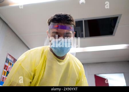 Ein Mitarbeiter des Gesundheitssektors, der Proben in einem Entnahmezentrum für COVID 19-Tests sortiert. Rannes, Frankreich. Stockfoto