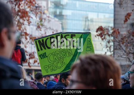 Vancouver, Kanada - 25. Oktober 2019: Ansicht des Schildes Erhöhen des CO2-Preises als Teil des Klimastreiks vor der Vancouver Art Gallery Stockfoto