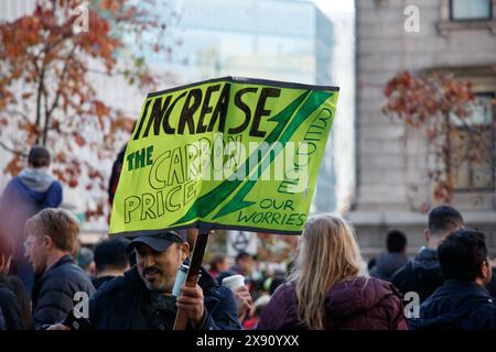 Vancouver, Kanada - 25. Oktober 2019: Ansicht des Schildes Erhöhen des CO2-Preises als Teil des Klimastreiks vor der Vancouver Art Gallery Stockfoto