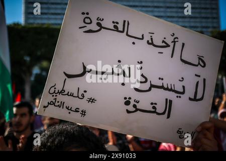 27. Mai 2024: Tunis, Tunesien. 27. Mai 2024. Ein Banner, das auf die israelische Kolonialisierung verweist, das bei einem Protest in Tunis gegen den tödlichen israelischen Streik auf Rafah am Sonntag, den 26. Mindestens 45 Menschen wurden getötet und Hunderte weitere verletzt, von denen viele schwere Verbrennungen erlitten haben, als israelische Truppen über Nacht ein Lager in Rafah für Binnenvertriebene Palästinenser streikten. Israel startete am Sonntag den Angriff Rafah nach einem Raketenangriff auf Tel Aviv aus Gaza. In Tunis riefen die Demonstranten zur israelischen Militäroffensive in Gaza auf und beenden sie den fortwährenden Völkermord Stockfoto