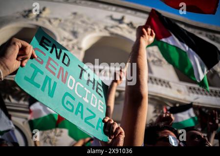 27. Mai 2024: Tunis, Tunesien. 27. Mai 2024. Ein Banner, das auf die israelische Kolonialisierung verweist, das bei einem Protest in Tunis gegen den tödlichen israelischen Streik auf Rafah am Sonntag, den 26. Mindestens 45 Menschen wurden getötet und Hunderte weitere verletzt, von denen viele schwere Verbrennungen erlitten haben, als israelische Truppen über Nacht ein Lager in Rafah für Binnenvertriebene Palästinenser streikten. Israel startete am Sonntag den Angriff Rafah nach einem Raketenangriff auf Tel Aviv aus Gaza. In Tunis riefen die Demonstranten zur israelischen Militäroffensive in Gaza auf und beenden sie den fortwährenden Völkermord Stockfoto