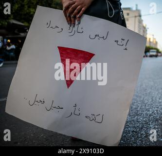 27. Mai 2024: Tunis, Tunesien. 27. Mai 2024. Ein Banner, das auf die israelische Kolonialisierung verweist, das bei einem Protest in Tunis gegen den tödlichen israelischen Streik auf Rafah am Sonntag, den 26. Mindestens 45 Menschen wurden getötet und Hunderte weitere verletzt, von denen viele schwere Verbrennungen erlitten haben, als israelische Truppen über Nacht ein Lager in Rafah für Binnenvertriebene Palästinenser streikten. Israel startete am Sonntag den Angriff Rafah nach einem Raketenangriff auf Tel Aviv aus Gaza. In Tunis riefen die Demonstranten zur israelischen Militäroffensive in Gaza auf und beenden sie den fortwährenden Völkermord Stockfoto