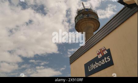 Calshot, Hampshire, Großbritannien. Mai 2024. Der RNLI und der Calshot Tower blicken über den Solent und erreichen den Hafen von Southampton. Stockfoto