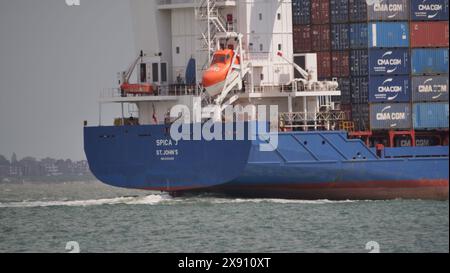 Calshot, Hampshire, Großbritannien. Mai 2024. Das Frachtschiff Spica J fährt auf der Solent von Southampton vorbei an calshot nach Le Havre, Frankreich. Stockfoto