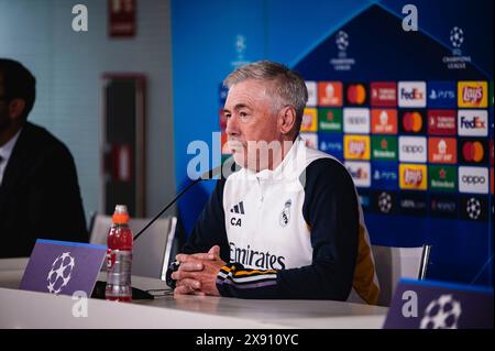 Valdebebas, Madrid, Spanien. Mai 2024. Carlo Ancelotti, Trainer von Real Madrid, sprach auf der Pressekonferenz während des Real Madrid Open Media Day vor dem Finale der UEFA Champions League gegen Borussia Dortmund am 27. Mai 2024 in Ciudad Real Madrid in Valdebebas, Spanien. (Kreditbild: © Alberto Gardin/ZUMA Press Wire) NUR REDAKTIONELLE VERWENDUNG! Nicht für kommerzielle ZWECKE! Stockfoto