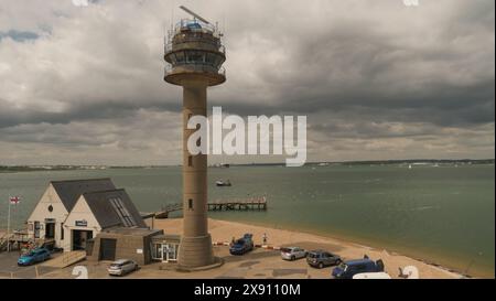 Calshot, Hampshire, Großbritannien. Mai 2024. Der RNLI und der Calshot Tower blicken über den Solent und erreichen den Hafen von Southampton. Stockfoto