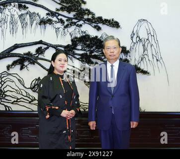 Peking, China. Mai 2024. Zhao Leji, Vorsitzender des Ständigen Ausschusses des Nationalen Volkskongresses, führt Gespräche mit Puan Maharani, Sprecher des indonesischen Repräsentantenhauses, am 28. Mai 2024 in Peking, der Hauptstadt Chinas. Quelle: Ding Haitao/Xinhua/Alamy Live News Stockfoto