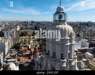 Nahaufnahme der Kuppel des Palastes Barolo und im Hintergrund des Palastes des argentinischen Nationalkongresses (Palacio del Congreso) in Buenos Aires, Stockfoto