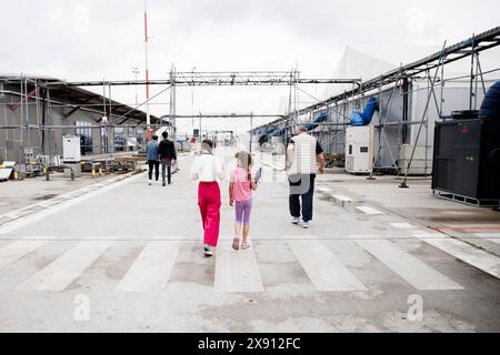 Berlin, Deutschland. Mai 2024. Flüchtlinge laufen vor den Unterkunftshallen im Ankunftszentrum Tegel. Quelle: Carsten Koall/dpa/Alamy Live News Stockfoto