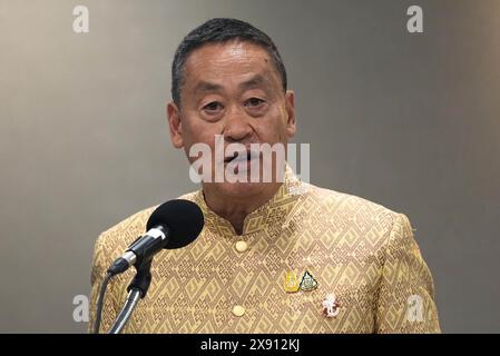 Bangkok, Thailand. Mai 2024. Thailands Premierministerin Srettha Thavisin spricht während der Pressekonferenz nach der wöchentlichen Kabinettssitzung im Regierungshaus in Bangkok mit den Medien. Thailands Premierministerin Srettha Thavisin wird vom Amt entlassen, nachdem das Verfassungsgericht eine Petition einer Senatorengruppe angenommen hat, die ihn beschuldigt, wegen seiner Entscheidung, einen Kabinettsminister zu ernennen, gegen einen ethischen Kodex verstoßen zu haben. Quelle: SOPA Images Limited/Alamy Live News Stockfoto