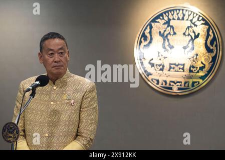 Bangkok, Thailand. Mai 2024. Thailands Premierministerin Srettha Thavisin spricht während der Pressekonferenz nach der wöchentlichen Kabinettssitzung im Regierungshaus in Bangkok mit den Medien. Thailands Premierministerin Srettha Thavisin wird vom Amt entlassen, nachdem das Verfassungsgericht eine Petition einer Senatorengruppe angenommen hat, die ihn beschuldigt, wegen seiner Entscheidung, einen Kabinettsminister zu ernennen, gegen einen ethischen Kodex verstoßen zu haben. Quelle: SOPA Images Limited/Alamy Live News Stockfoto