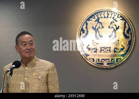 Bangkok, Thailand. Mai 2024. Thailands Premierministerin Srettha Thavisin spricht während der Pressekonferenz nach der wöchentlichen Kabinettssitzung im Regierungshaus in Bangkok mit den Medien. Thailands Premierministerin Srettha Thavisin wird vom Amt entlassen, nachdem das Verfassungsgericht eine Petition einer Senatorengruppe angenommen hat, die ihn beschuldigt, wegen seiner Entscheidung, einen Kabinettsminister zu ernennen, gegen einen ethischen Kodex verstoßen zu haben. Quelle: SOPA Images Limited/Alamy Live News Stockfoto