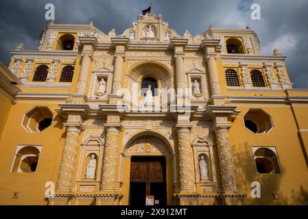 Fassade der Kirche und des Konvents von La Merced, einer katholischen Kirche, die im 18. Jahrhundert im spanischen seismischen Barock in Antigua, Guatemala erbaut wurde Stockfoto