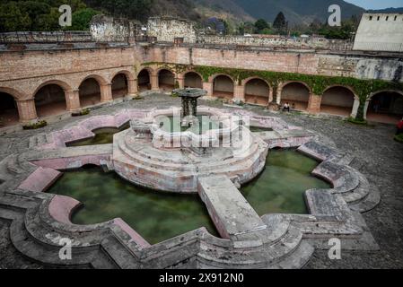 Kreuzgang mit Brunnen von los Pescados, Kirche und Kloster von La Merced, eine katholische Kirche, die im 18. Jahrhundert im spanischen seismischen Barock erbaut wurde, an Stockfoto