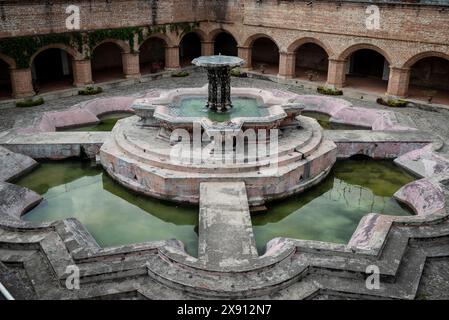 Kreuzgang mit Brunnen von los Pescados, Kirche und Kloster von La Merced, eine katholische Kirche, die im 18. Jahrhundert im spanischen seismischen Barock erbaut wurde, an Stockfoto