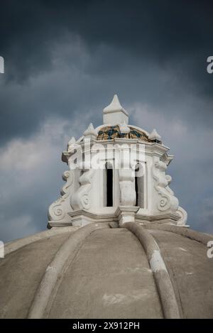 Kuppel der Kirche und des Konvents von La Merced, eine katholische Kirche, die im 18. Jahrhundert im spanischen seismischen Barock in Antigua, Guatemala erbaut wurde Stockfoto