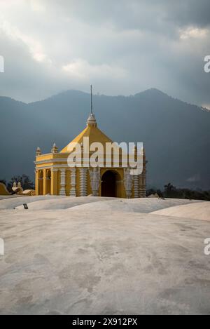 Dach der Kirche und des Konvents von La Merced, einer katholischen Kirche, die im 18. Jahrhundert im spanischen seismischen Barock in Antigua, Guatemala erbaut wurde Stockfoto