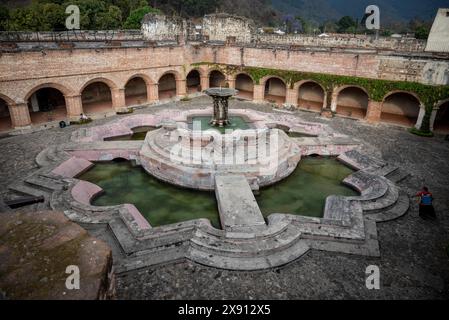 Kreuzgang mit Brunnen von los Pescados, Kirche und Kloster von La Merced, eine katholische Kirche, die im 18. Jahrhundert im spanischen seismischen Barock erbaut wurde, an Stockfoto