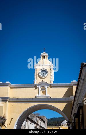 Santa Catalina Arch, eines der markantesten Wahrzeichen in Antigua Guatemala, an der 5th Avenue North. Erbaut im 17. Jahrhundert, Antigua, Guate Stockfoto