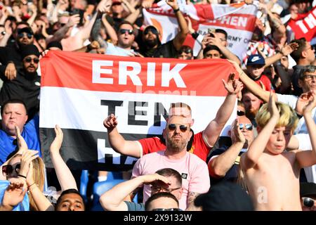 Fans halten ein Manager of Manchester United Erik Ten Hag-Banner fest – Brighton & Hove Albion gegen Manchester United, Premier League, Amex Stadium, Brighton, Großbritannien – 19. Mai 2024 nur redaktionelle Verwendung – es gelten Einschränkungen bei DataCo Stockfoto