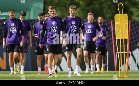 Blankenhain, Deutschland. Mai 2024. Fußball: Nationalmannschaft, Vorbereitung auf die Heimeuropameisterschaft, Training der DFB-Mannschaft im Spa & Golfresort Weimarer Land. Thomas Müller (vorne, r), Pascal Groß (vorne, l) und andere Spieler, die sich aufwärmen. Quelle: Christian Charisius/dpa – WICHTIGER HINWEIS: gemäß den Vorschriften der DFL Deutscher Fußball-Liga und des DFB Deutscher Fußball-Bundes ist es verboten, im Stadion und/oder des Spiels aufgenommene Fotografien in Form von sequenziellen Bildern und/oder videoähnlichen Fotoserien zu verwenden oder zu nutzen./dpa/Alamy Live News Stockfoto