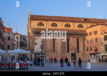 Venedig, Italien, Kirche des Heiligen Stephans am Campo Santo Stefano Platz im San Marco Viertel. Gotische römisch-katholische Kirche aus dem 15. Jahrhundert. Stockfoto