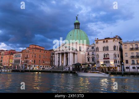 Skyline der Stadt Venedig in der Abenddämmerung in Italien. Kirche San Simeone Piccolo (Chiesa di San Simeon Piccolo) am Canal Grande, neoklassizistisches Wahrzeichen aus 1 Stockfoto