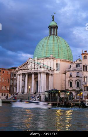 Kirche San Simeone Piccolo (Chiesa di San Simeon Piccolo) am Canal Grande in Venedig, Italien. Neoklassizistisches Wahrzeichen aus dem Jahr 1738 von Giovanni Anto Stockfoto